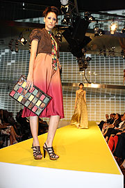 Meisterschule f&uuml;r Mode, Kollektionsschau 2010 "Africouture" (&copy;Foto: Marikka-Laila Maisel)